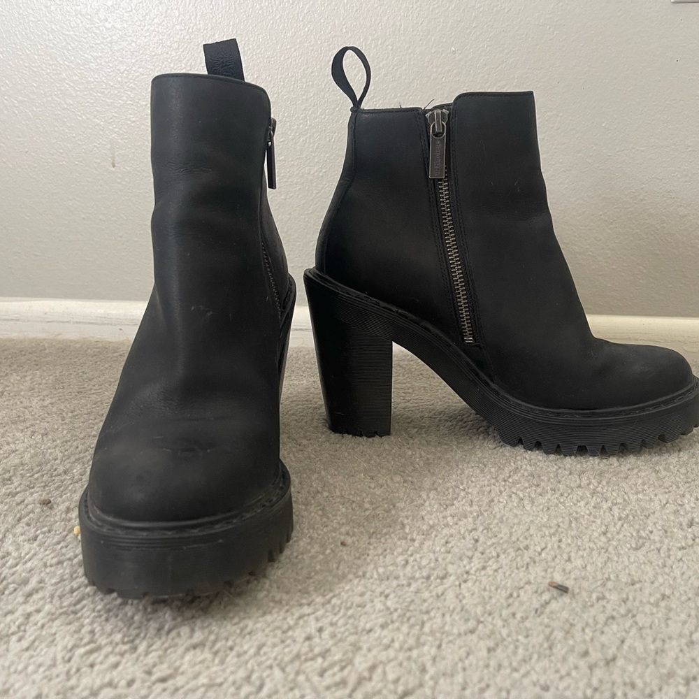 Dr. Martens Hurston Leather Black Heeled Chelsea Boots